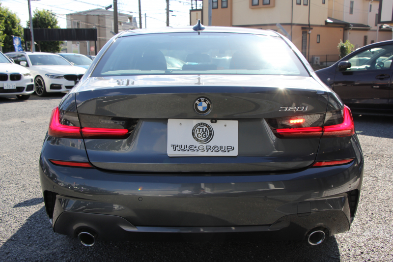 BMW 3シリーズ 320i Mｽﾎﾟｰﾂ ﾃﾞﾋﾞｭｰP ｺﾝﾌｫｰﾄP ﾋｰﾀｰ黒革 専用ﾌﾞﾙｰｽﾃｯﾁ ｵﾌﾟｼｮﾝ19AW 追従ACC LEDﾍｯﾄﾞﾗｲﾄ ｵｰﾄﾊｲﾋﾞｰﾑ ﾀｯﾁ画面HDDﾅﾋﾞｱｯﾌﾟﾙｶｰﾌﾟﾚｲ Pｱｼｽﾄ 電動ﾄﾗﾝｸ ｽﾏｰﾄｷｰ 専用ｴｱﾛ Hifiｽﾋﾟｰｶｰ 2年保証