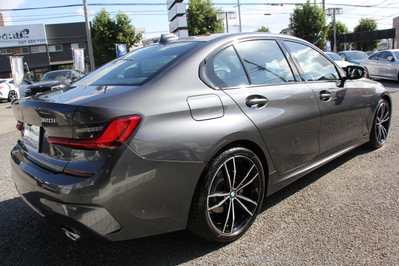 BMW 3シリーズ 320i Mｽﾎﾟｰﾂ ﾃﾞﾋﾞｭｰP ｺﾝﾌｫｰﾄP ﾋｰﾀｰ黒革 専用ﾌﾞﾙｰｽﾃｯﾁ ｵﾌﾟｼｮﾝ19AW 追従ACC LEDﾍｯﾄﾞﾗｲﾄ ｵｰﾄﾊｲﾋﾞｰﾑ ﾀｯﾁ画面HDDﾅﾋﾞｱｯﾌﾟﾙｶｰﾌﾟﾚｲ Pｱｼｽﾄ 電動ﾄﾗﾝｸ ｽﾏｰﾄｷｰ 専用ｴｱﾛ Hifiｽﾋﾟｰｶｰ 2年保証