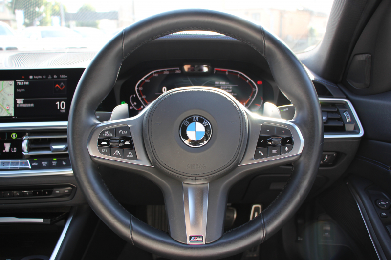 BMW 3シリーズ 320i Mｽﾎﾟｰﾂ ﾃﾞﾋﾞｭｰP ｺﾝﾌｫｰﾄP ﾋｰﾀｰ黒革 専用ﾌﾞﾙｰｽﾃｯﾁ ｵﾌﾟｼｮﾝ19AW 追従ACC LEDﾍｯﾄﾞﾗｲﾄ ｵｰﾄﾊｲﾋﾞｰﾑ ﾀｯﾁ画面HDDﾅﾋﾞｱｯﾌﾟﾙｶｰﾌﾟﾚｲ Pｱｼｽﾄ 電動ﾄﾗﾝｸ ｽﾏｰﾄｷｰ 専用ｴｱﾛ Hifiｽﾋﾟｰｶｰ 2年保証