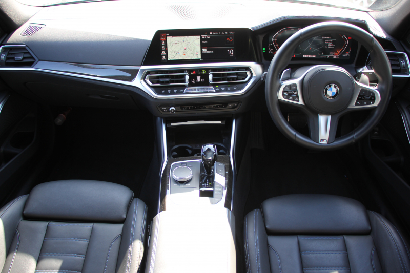 BMW 3シリーズ 320i Mｽﾎﾟｰﾂ ﾃﾞﾋﾞｭｰP ｺﾝﾌｫｰﾄP ﾋｰﾀｰ黒革 専用ﾌﾞﾙｰｽﾃｯﾁ ｵﾌﾟｼｮﾝ19AW 追従ACC LEDﾍｯﾄﾞﾗｲﾄ ｵｰﾄﾊｲﾋﾞｰﾑ ﾀｯﾁ画面HDDﾅﾋﾞｱｯﾌﾟﾙｶｰﾌﾟﾚｲ Pｱｼｽﾄ 電動ﾄﾗﾝｸ ｽﾏｰﾄｷｰ 専用ｴｱﾛ Hifiｽﾋﾟｰｶｰ 2年保証