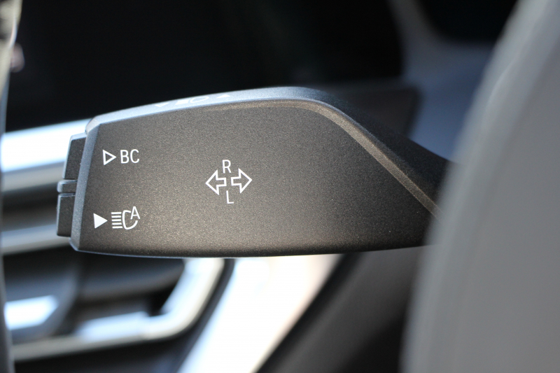 BMW 3シリーズ 320i Mｽﾎﾟｰﾂ ﾃﾞﾋﾞｭｰP ｺﾝﾌｫｰﾄP ﾋｰﾀｰ黒革 専用ﾌﾞﾙｰｽﾃｯﾁ ｵﾌﾟｼｮﾝ19AW 追従ACC LEDﾍｯﾄﾞﾗｲﾄ ｵｰﾄﾊｲﾋﾞｰﾑ ﾀｯﾁ画面HDDﾅﾋﾞｱｯﾌﾟﾙｶｰﾌﾟﾚｲ Pｱｼｽﾄ 電動ﾄﾗﾝｸ ｽﾏｰﾄｷｰ 専用ｴｱﾛ Hifiｽﾋﾟｰｶｰ 2年保証
