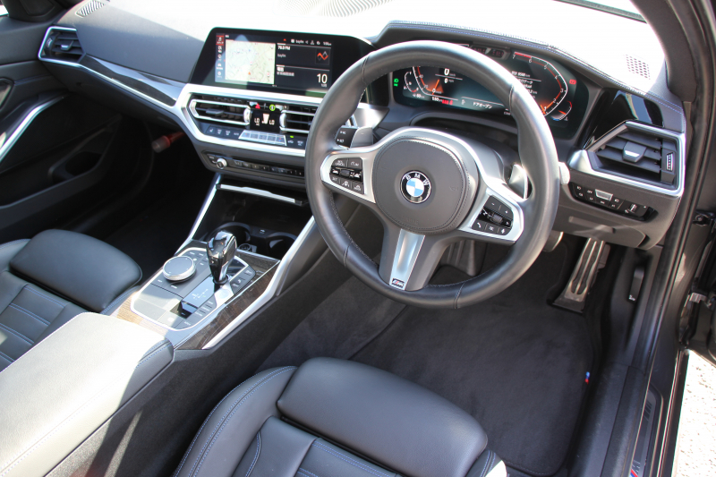 BMW 3シリーズ 320i Mｽﾎﾟｰﾂ ﾃﾞﾋﾞｭｰP ｺﾝﾌｫｰﾄP ﾋｰﾀｰ黒革 専用ﾌﾞﾙｰｽﾃｯﾁ ｵﾌﾟｼｮﾝ19AW 追従ACC LEDﾍｯﾄﾞﾗｲﾄ ｵｰﾄﾊｲﾋﾞｰﾑ ﾀｯﾁ画面HDDﾅﾋﾞｱｯﾌﾟﾙｶｰﾌﾟﾚｲ Pｱｼｽﾄ 電動ﾄﾗﾝｸ ｽﾏｰﾄｷｰ 専用ｴｱﾛ Hifiｽﾋﾟｰｶｰ 2年保証