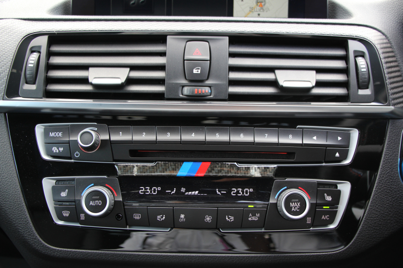 BMW Mシリーズ M2ｸｰﾍﾟMDCT 後期 370馬力 直6ﾀｰﾎﾞｻﾝﾙｰﾌ ﾊｰﾏﾝｶｰﾄﾞﾝ ﾋｰﾀｰ黒革 LEDﾍｯﾄﾞﾗｲﾄ LEDﾃｰﾙ ﾀｯﾁ画面HDDﾅﾋﾞBｶﾒﾗ 専用19AW 専用ﾌﾞﾚｰｷ 衝突軽減ﾌﾞﾚｰｷ 車線逸脱警告 歩行者警告 ﾌﾞﾚｰｷ付ｸﾙｺﾝ ｽﾏｰﾄｷｰ ﾊﾟﾄﾞﾙｼﾌﾄ 2年保証