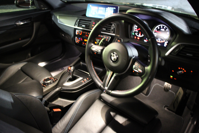 BMW Mシリーズ M2ｸｰﾍﾟMDCT 後期 370馬力 直6ﾀｰﾎﾞｻﾝﾙｰﾌ ﾊｰﾏﾝｶｰﾄﾞﾝ ﾋｰﾀｰ黒革 LEDﾍｯﾄﾞﾗｲﾄ LEDﾃｰﾙ ﾀｯﾁ画面HDDﾅﾋﾞBｶﾒﾗ 専用19AW 専用ﾌﾞﾚｰｷ 衝突軽減ﾌﾞﾚｰｷ 車線逸脱警告 歩行者警告 ﾌﾞﾚｰｷ付ｸﾙｺﾝ ｽﾏｰﾄｷｰ ﾊﾟﾄﾞﾙｼﾌﾄ 2年保証