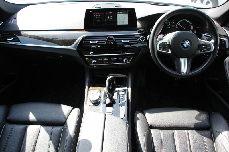 BMW 5シリーズ 523d Mｽﾎﾟｰﾂ ﾊｲﾗｲﾝ ﾃﾞﾋﾞｭｰP 1ｵﾅ 全席ﾋｰﾀｰ黒革 ｿﾌﾄｸﾛｰｽﾞﾄﾞｱ HUD ｼﾞｪｽﾁｬｰC LEDﾍｯﾄﾞﾗｲﾄ ｵｰﾄﾊｲﾋﾞｰﾑ 追従ACC 液晶ﾒｰﾀｰ ﾀｯﾁ画面HDDﾅﾋﾞTV 360度ｶﾒﾗ 電動ﾄﾗﾝｸ 19AW 専用ｴｱﾛ ｽﾏｰﾄｷｰ 2年保証