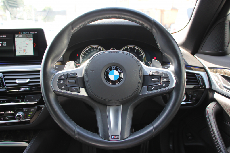 BMW 5シリーズ 523d Mｽﾎﾟｰﾂ ﾊｲﾗｲﾝ ﾃﾞﾋﾞｭｰP 1ｵﾅ 全席ﾋｰﾀｰ黒革 ｿﾌﾄｸﾛｰｽﾞﾄﾞｱ HUD ｼﾞｪｽﾁｬｰC LEDﾍｯﾄﾞﾗｲﾄ ｵｰﾄﾊｲﾋﾞｰﾑ 追従ACC 液晶ﾒｰﾀｰ ﾀｯﾁ画面HDDﾅﾋﾞTV 360度ｶﾒﾗ 電動ﾄﾗﾝｸ 19AW 専用ｴｱﾛ ｽﾏｰﾄｷｰ 2年保証