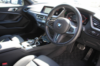 BMW 2シリーズ 218d ｸﾞﾗﾝｸｰﾍﾟMｽﾎﾟｰﾂ Edition Joy+ 1ｵｰﾅ ﾅﾋﾞｹﾞｰｼｮﾝP BMWﾗｲﾌﾞｺｯｸﾋﾟｯﾄ ｱｯﾌﾟﾙｶｰﾌﾟﾚｲ AI音声会話 置くだけ充電 後退ｱｼｽﾄ 追従ACC LEDﾍｯﾄﾞﾗｲﾄ ﾊｰﾌﾚｻﾞｰ電動ｼｰﾄ ｼｰﾄﾒﾓﾘ‐ 専用ｴｱﾛ 18AW 8速AT ｽﾏｰﾄｷｰ 2.0Lﾃﾞｨｰｾﾞﾙﾀｰﾎﾞ2年保証