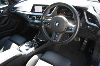 BMW 2シリーズ 218d ｸﾞﾗﾝｸｰﾍﾟMｽﾎﾟｰﾂ 本革仕様 ﾋｰﾀｰ黒革 電動ｼｰﾄ ﾅﾋﾞｹﾞｰｼｮﾝP BMWﾗｲﾌﾞｺｯｸﾋﾟｯﾄ ｱｯﾌﾟﾙｶｰﾌﾟﾚｲ AI音声会話 置くだけ充電 後退ｱｼｽﾄ 追従ACC LEDﾍｯﾄﾞﾗｲﾄ 専用ｴｱﾛ 18AW 8速AT ｽﾏｰﾄｷｰ 2.0Lﾃﾞｨｰｾﾞﾙﾀｰﾎﾞ 2年保証