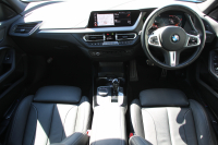 BMW 2シリーズ 218d ｸﾞﾗﾝｸｰﾍﾟMｽﾎﾟｰﾂ 本革仕様 ﾋｰﾀｰ黒革 電動ｼｰﾄ ﾅﾋﾞｹﾞｰｼｮﾝP BMWﾗｲﾌﾞｺｯｸﾋﾟｯﾄ ｱｯﾌﾟﾙｶｰﾌﾟﾚｲ AI音声会話 置くだけ充電 後退ｱｼｽﾄ 追従ACC LEDﾍｯﾄﾞﾗｲﾄ 専用ｴｱﾛ 18AW 8速AT ｽﾏｰﾄｷｰ 2.0Lﾃﾞｨｰｾﾞﾙﾀｰﾎﾞ 2年保証