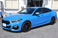 BMW 2シリーズ 218d ｸﾞﾗﾝｸｰﾍﾟMｽﾎﾟｰﾂ 本革仕様 ﾋｰﾀｰ黒革 電動ｼｰﾄ ﾅﾋﾞｹﾞｰｼｮﾝP BMWﾗｲﾌﾞｺｯｸﾋﾟｯﾄ ｱｯﾌﾟﾙｶｰﾌﾟﾚｲ AI音声会話 置くだけ充電 後退ｱｼｽﾄ 追従ACC LEDﾍｯﾄﾞﾗｲﾄ 専用ｴｱﾛ 18AW 8速AT ｽﾏｰﾄｷｰ 2.0Lﾃﾞｨｰｾﾞﾙﾀｰﾎﾞ 2年保証