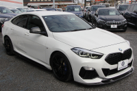 BMW 2シリーズ M235i ｸﾞﾗﾝｸｰﾍﾟXdrive 4WD 1ｵｰﾅ 本革仕様 ﾋｰﾀｰ黒革 Mｽﾎﾟｰﾂｼｰﾄ 306馬力 Eibach車高調 BBS18AW 3Ddesign&ﾏｯｸｽﾄﾝﾃﾞｻﾞｲﾝｴｱﾛ Mｼｰﾄﾍﾞﾙﾄ 追従ACC 後退ｱｼｽﾄ ﾗｲﾌﾞｺｯｸﾋﾟｯﾄ ｱｯﾌﾟﾙｶｰﾌﾟﾚｲ 置くだけ充電 LEDﾍｯﾄﾞﾗｲﾄ 2年保証