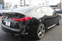 BMW 2シリーズ M235i ｸﾞﾗﾝｸｰﾍﾟXdrive 4WD ﾌﾟﾗｽﾊﾟｯｹｰｼﾞ1ｵｰﾅ 本革仕様 ﾋｰﾀｰ黒革 ｱﾀﾞﾌﾟﾃｨﾌﾞｻｽ Mｽﾎﾟｰﾂｼｰﾄ 306馬力 Mｼｰﾄﾍﾞﾙﾄ 追従ACC 後退ｱｼｽﾄ ﾗｲﾌﾞｺｯｸﾋﾟｯﾄ ｱｯﾌﾟﾙｶｰﾌﾟﾚｲ 置くだけ充電 LEDﾍｯﾄﾞﾗｲﾄ 2年保証