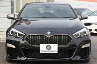 BMW 2シリーズ M235i ｸﾞﾗﾝｸｰﾍﾟXdrive 4WD ﾌﾟﾗｽﾊﾟｯｹｰｼﾞ1ｵｰﾅ 本革仕様 ﾋｰﾀｰ黒革 ｱﾀﾞﾌﾟﾃｨﾌﾞｻｽ Mｽﾎﾟｰﾂｼｰﾄ 306馬力 Mｼｰﾄﾍﾞﾙﾄ 追従ACC 後退ｱｼｽﾄ ﾗｲﾌﾞｺｯｸﾋﾟｯﾄ ｱｯﾌﾟﾙｶｰﾌﾟﾚｲ 置くだけ充電 LEDﾍｯﾄﾞﾗｲﾄ 2年保証