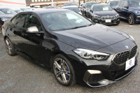 BMW 2シリーズ M235i ｸﾞﾗﾝｸｰﾍﾟXdrive 4WD ﾌﾟﾗｽﾊﾟｯｹｰｼﾞ1ｵｰﾅ 本革仕様 ﾋｰﾀｰ黒革 ｱﾀﾞﾌﾟﾃｨﾌﾞｻｽ Mｽﾎﾟｰﾂｼｰﾄ 306馬力 Mｼｰﾄﾍﾞﾙﾄ 追従ACC 後退ｱｼｽﾄ ﾗｲﾌﾞｺｯｸﾋﾟｯﾄ ｱｯﾌﾟﾙｶｰﾌﾟﾚｲ 置くだけ充電 LEDﾍｯﾄﾞﾗｲﾄ 2年保証