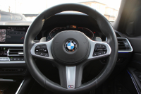 BMW 3シリーズ 320i Mｽﾎﾟｰﾂ ｺﾝﾌｫｰﾄ&ﾃﾞﾋﾞｭｰP 真珠色 ｻﾝﾙｰﾌ ﾋｰﾀｰ黒革 ｵﾌﾟｼｮﾝ19AW LEDﾍｯﾄﾞﾗｲﾄ DｱｼｽﾄPRO 追従ACC ｽﾃｱﾘﾝｸﾞ&ﾚｰﾝｱｼｽﾄ BMWﾗｲﾌﾞｺｯｸﾋﾟｯﾄ 電動ﾄﾗﾝｸ ｱｯﾌﾟﾙｶｰﾌﾟﾚｲ HDDﾅﾋﾞﾜｲﾔﾚｽ充電 Hifiｽﾋﾟｰｶｰ 2年保証