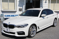 BMW 5シリーズ 540i Mｽﾎﾟｰﾂ 走行6000km 直6ﾀｰﾎﾞ340馬力 ｺﾝﾌｫｰﾄ&ｲﾉﾍﾞｰｼｮﾝP 全ﾋｰﾀｰ黒革 ﾏｯｻｰｼﾞﾍﾞﾝﾁﾚｰﾀｰ ﾃﾞｨｽﾌﾟﾚｲｷｰ&ﾘﾓｰﾄﾊﾟｰｷﾝｸﾞｼﾞｪｽﾁｬｰC 置くだけ充電 液晶ﾒｰﾀｰ HUD 追ACC LEDﾍｯﾄﾞﾗｲﾄ ﾀｯﾁ画面ﾅﾋﾞTV 2年保証