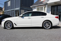 BMW 5シリーズ 540i Mｽﾎﾟｰﾂ 走行6000km 直6ﾀｰﾎﾞ340馬力 ｺﾝﾌｫｰﾄ&ｲﾉﾍﾞｰｼｮﾝP 全ﾋｰﾀｰ黒革 ﾏｯｻｰｼﾞﾍﾞﾝﾁﾚｰﾀｰ ﾃﾞｨｽﾌﾟﾚｲｷｰ&ﾘﾓｰﾄﾊﾟｰｷﾝｸﾞｼﾞｪｽﾁｬｰC 置くだけ充電 液晶ﾒｰﾀｰ HUD 追ACC LEDﾍｯﾄﾞﾗｲﾄ ﾀｯﾁ画面ﾅﾋﾞTV 2年保証