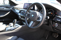 BMW 5シリーズ 530i Mｽﾎﾟｰﾂ 型式変更後ﾓﾃﾞﾙ 高出力 252馬力 新液晶ﾒｰﾀｰ 全ﾋｰﾀｰ黒革 追従ACC HUD ｽﾃｱﾘﾝｸﾞｻﾎﾟｰﾄ ﾀｯﾁ画面ﾅﾋﾞTV 360度ﾊﾟﾉﾗﾏｶﾒﾗ ｱｸﾃｨﾌﾞPDC緊急ﾌﾞﾚｰｷ LEDﾍｯﾄﾞﾗｲﾄ ｵｰﾄﾊｲﾋﾞｰﾑ 電動ﾄﾗﾝｸ 2年保証