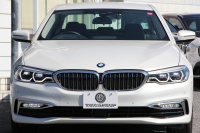 BMW 5シリーズ 530i ﾗｸﾞｼﾞｭｱﾘｰ ｲﾉﾍﾞｰｼｮﾝP 1ｵｰﾅ 真珠色 HUD ﾃﾞｨｽﾌﾟﾚｲｷｰ ﾘﾓｰﾄﾊﾟｰｷﾝｸﾞｼﾞｪｽﾁｬｰC 全ﾋｰﾀｰ黒革 追従ACC ｽﾃｱﾘﾝｸﾞｻﾎﾟｰﾄ LEDﾍｯﾄﾞﾗｲﾄ ｵｰﾄﾊｲﾋﾞｰﾑ ﾀｯﾁ画面HDDﾅﾋﾞTV 360度ｶﾒﾗ 電動ﾄﾗﾝｸ PDC緊急ﾌﾞﾚｰｷ 2年保証