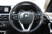 BMW 5シリーズ 530i ﾗｸﾞｼﾞｭｱﾘｰ ｲﾉﾍﾞｰｼｮﾝP 1ｵｰﾅ 真珠色 HUD ﾃﾞｨｽﾌﾟﾚｲｷｰ ﾘﾓｰﾄﾊﾟｰｷﾝｸﾞｼﾞｪｽﾁｬｰC 全ﾋｰﾀｰ黒革 追従ACC ｽﾃｱﾘﾝｸﾞｻﾎﾟｰﾄ LEDﾍｯﾄﾞﾗｲﾄ ｵｰﾄﾊｲﾋﾞｰﾑ ﾀｯﾁ画面HDDﾅﾋﾞTV 360度ｶﾒﾗ 電動ﾄﾗﾝｸ PDC緊急ﾌﾞﾚｰｷ 2年保証