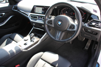 BMW 3シリーズ 320i Mｽﾎﾟｰﾂ ﾊｲﾗｲﾝ ｺﾝﾌｫｰﾄP 1ｵｰﾅ ﾋｰﾀｰ黒革 ﾗﾝﾊﾞｰｻﾎﾟｰﾄ ｵﾌﾟｼｮﾝ19AW 電動ﾄﾗﾝｸ Hifiｽﾋﾟｰｶｰ HUD 真珠色 BMWﾗｲﾌﾞｺｯｸﾋﾟｯﾄ 置くだけ充電 LEDﾍｯﾄﾞﾗｲﾄ ｱﾝﾋﾞｴﾝﾄﾗｲﾄ 追従ACC ｽﾃｱﾘﾝｸﾞｻﾎﾟｰﾄ ｱｯﾌﾟﾙｶｰﾌﾟﾚｲ ﾀｯﾁ画面ﾅﾋﾞ2年保証