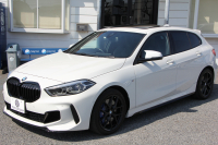 BMW 1シリーズ M135i Xdrive ﾃﾞﾋﾞｭｰP 4WD ﾊﾟﾉﾗﾏｻﾝﾙｰﾌ ﾋｰﾀｰ黒革 Mｽﾎﾟｰﾂｼｰﾄ ｵﾌﾟｼｮﾝ18AW 306馬力 ｱﾀﾞﾌﾟﾃｨﾌﾞｻｽ Mｼｰﾄﾍﾞﾙﾄ ｺﾝﾌｫｰﾄP ﾗｲﾌﾞｺｯｸﾋﾟｯﾄ 追ACC 電動ﾄﾗﾝｸ ｱｯﾌﾟﾙｶｰﾌﾟﾚｲ 純正ﾅﾋﾞPｱｼｽﾄ LEDﾍｯﾄﾞﾗｲﾄ 衝突軽減ﾌﾞﾚｰｷ 2年保証