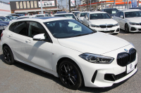BMW 1シリーズ M135i Xdrive ﾃﾞﾋﾞｭｰP 4WD ﾊﾟﾉﾗﾏｻﾝﾙｰﾌ ﾋｰﾀｰ黒革 Mｽﾎﾟｰﾂｼｰﾄ ｵﾌﾟｼｮﾝ18AW 306馬力 ｱﾀﾞﾌﾟﾃｨﾌﾞｻｽ Mｼｰﾄﾍﾞﾙﾄ ｺﾝﾌｫｰﾄP ﾗｲﾌﾞｺｯｸﾋﾟｯﾄ 追ACC 電動ﾄﾗﾝｸ ｱｯﾌﾟﾙｶｰﾌﾟﾚｲ 純正ﾅﾋﾞPｱｼｽﾄ LEDﾍｯﾄﾞﾗｲﾄ 衝突軽減ﾌﾞﾚｰｷ 2年保証