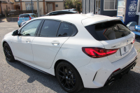 BMW 1シリーズ M135i Xdrive ﾃﾞﾋﾞｭｰP 4WD ﾊﾟﾉﾗﾏｻﾝﾙｰﾌ ﾋｰﾀｰ黒革 Mｽﾎﾟｰﾂｼｰﾄ ｵﾌﾟｼｮﾝ18AW 306馬力 ｱﾀﾞﾌﾟﾃｨﾌﾞｻｽ Mｼｰﾄﾍﾞﾙﾄ ｺﾝﾌｫｰﾄP ﾗｲﾌﾞｺｯｸﾋﾟｯﾄ 追ACC 電動ﾄﾗﾝｸ ｱｯﾌﾟﾙｶｰﾌﾟﾚｲ 純正ﾅﾋﾞPｱｼｽﾄ LEDﾍｯﾄﾞﾗｲﾄ 衝突軽減ﾌﾞﾚｰｷ 2年保証