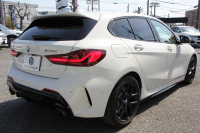 BMW 1シリーズ M135i Xdrive ﾃﾞﾋﾞｭｰP 4WD ﾊﾟﾉﾗﾏｻﾝﾙｰﾌ ﾋｰﾀｰ黒革 Mｽﾎﾟｰﾂｼｰﾄ ｵﾌﾟｼｮﾝ18AW 306馬力 ｱﾀﾞﾌﾟﾃｨﾌﾞｻｽ Mｼｰﾄﾍﾞﾙﾄ ｺﾝﾌｫｰﾄP ﾗｲﾌﾞｺｯｸﾋﾟｯﾄ 追ACC 電動ﾄﾗﾝｸ ｱｯﾌﾟﾙｶｰﾌﾟﾚｲ 純正ﾅﾋﾞPｱｼｽﾄ LEDﾍｯﾄﾞﾗｲﾄ 衝突軽減ﾌﾞﾚｰｷ 2年保証