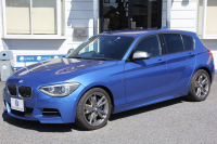BMW 1シリーズ M135i ﾊﾟｰｷﾝｸﾞｻﾎﾟｰﾄP 320馬力 直6ﾀｰﾎﾞｱﾀﾞﾌﾟﾃｨﾌﾞMｻｽ 専用ﾌﾞﾚｰｷ iﾄﾞﾗｲﾌﾞHDDﾅﾋﾞDVD再生 ﾐｭｰｼﾞｯｸｻｰﾊﾞｰ Bluetoothｵｰﾃﾞｨｵ ﾊﾟﾄﾞﾙｼﾌﾄ 専用ﾌﾞﾚｰｷ 専用18AW 8速AT 専用ｴｱﾛ ｽﾏｰﾄｷｰ 2年保証