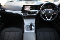 BMW 3シリーズ 320i ｺﾝﾌｫｰﾄP G20 追従ACC ｽﾃｱﾘﾝｸﾞｻﾎﾟｰﾄ LEDﾍｯﾄﾞﾗｲﾄ ｵｰﾄﾊｲﾋﾞｰﾑ ｼｰﾄﾋｰﾀｰ 置くだけ充電 BMWﾗｲﾌﾞｺｯｸﾋﾟｯﾄﾞｱｯﾌﾟﾙｶｰﾌﾟﾚｲ 電動ﾄﾗﾝｸ 純正HDDﾅﾋﾞﾊﾟｰｷﾝｸﾞｱｼｽﾄ hi-fiｽﾋﾟｰｶｰ ｽﾏｰﾄｷｰ ﾒﾓﾘｰ付ﾊﾟﾜｰｼｰﾄ 2年保証