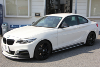 BMW 2シリーズ M240i ｸｰﾍﾟ後期 Mﾊﾟﾌｫｰﾏﾝｽｴｱﾛ仕様 ﾌﾛﾝﾄ&ｻｲﾄﾞｽﾎﾟｲﾗｰ ﾘｱﾃﾞｨﾌｭｰｻﾞｰ ｶｰﾎﾞﾝｲﾝﾃﾘｱ 直6ﾀｰﾎﾞ340馬力 可変Mｻｽ ｼﾞｪｯﾄﾌﾞﾗｯｸ18AW LEDﾍｯﾄﾞﾗｲﾄ&ﾃｰﾙ ﾀｯﾁﾊﾟﾈﾙ対応ﾅﾋﾞ新ﾙｰﾑﾐﾗｰ 追従ACC 衝突軽減ﾌﾞﾚｰｷ ｼｰﾄﾋｰﾀｰ 2年保証