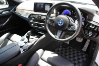 BMW 5シリーズ 530i Mｽﾎﾟｰﾂ 高出力 252馬力 3Dﾃﾞｻﾞｲﾝｴｱﾛ 液晶ﾒｰﾀｰ 全ﾋｰﾀｰ黒革 追従ACC HUD ｽﾃｱﾘﾝｸﾞｻﾎﾟｰﾄ ﾀｯﾁ画面ﾅﾋﾞTV 360度ﾊﾟﾉﾗﾏｶﾒﾗ ｱｸﾃｨﾌﾞPDC緊急ﾌﾞﾚｰｷ LEDﾍｯﾄﾞﾗｲﾄ ｵｰﾄﾊｲﾋﾞｰﾑ 電動ﾄﾗﾝｸ 2年保証