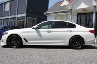 BMW 5シリーズ 530i Mｽﾎﾟｰﾂ 高出力 252馬力 3Dﾃﾞｻﾞｲﾝｴｱﾛ 液晶ﾒｰﾀｰ 全ﾋｰﾀｰ黒革 追従ACC HUD ｽﾃｱﾘﾝｸﾞｻﾎﾟｰﾄ ﾀｯﾁ画面ﾅﾋﾞTV 360度ﾊﾟﾉﾗﾏｶﾒﾗ ｱｸﾃｨﾌﾞPDC緊急ﾌﾞﾚｰｷ LEDﾍｯﾄﾞﾗｲﾄ ｵｰﾄﾊｲﾋﾞｰﾑ 電動ﾄﾗﾝｸ 2年保証