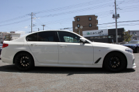 BMW 5シリーズ 530i Mｽﾎﾟｰﾂ 高出力 252馬力 3Dﾃﾞｻﾞｲﾝｴｱﾛ 液晶ﾒｰﾀｰ 全ﾋｰﾀｰ黒革 追従ACC HUD ｽﾃｱﾘﾝｸﾞｻﾎﾟｰﾄ ﾀｯﾁ画面ﾅﾋﾞTV 360度ﾊﾟﾉﾗﾏｶﾒﾗ ｱｸﾃｨﾌﾞPDC緊急ﾌﾞﾚｰｷ LEDﾍｯﾄﾞﾗｲﾄ ｵｰﾄﾊｲﾋﾞｰﾑ 電動ﾄﾗﾝｸ 2年保証