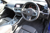 BMW 3シリーズ 330i Mｽﾎﾟｰﾂ 高出力 258馬力 ｲﾉﾍﾞｰｼｮﾝ&ｺﾝﾌｫｰﾄ&ﾃﾞﾋﾞｭｰP ﾚｰｻﾞｰLEDﾗｲﾄ HUD ｼﾞｪｽﾁｬｰC ﾋｰﾀｰ黒革 Pｱｼｽﾄ+ 360度ｶﾒﾗ BMWﾗｲﾌﾞｺｯｸﾋﾟｯﾄﾞApplecarplay ｽﾃｱﾘﾝｸﾞｱｼｽﾄ 追従ACC 電動ﾄﾗﾝｸ 2年保証