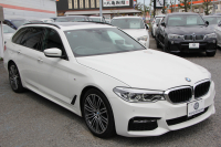 BMW 5シリーズ 530i ﾂｰﾘﾝｸﾞMｽﾎﾟｰﾂ ｾﾚｸﾄP 1ｵｰﾅ ﾊﾟﾉﾗﾏｻﾝR ﾊｰﾏﾝｶｰﾄﾞﾝ 4ｿﾞｰﾝAC 252馬力 全ﾋｰﾀｰ黒革 HUD 追従ACC ｽﾃｱﾘﾝｸﾞｻﾎﾟｰﾄ 液晶ﾒｰﾀｰ LEDﾍｯﾄﾞﾗｲﾄ ｵｰﾄﾊｲﾋﾞｰﾑ Pｱｼｽﾄﾌﾟﾗｽ ﾀｯﾁ画面ﾅﾋﾞ電動ﾄﾗﾝｸ 19AW Mｽﾎﾟｰﾂﾌﾞﾚｰｷ 2年保証