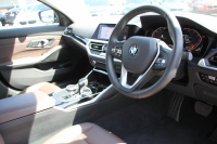 BMW 3シリーズ 320i ﾋﾟｭｱｴﾚｶﾞﾝｽ 首都圏100台限定車 ﾋｰﾀｰ付ﾓｶﾚｻﾞｰ ﾌﾟﾗｽP ｺﾝﾌｫｰﾄP ｽﾃｱﾘﾝｸﾞｻﾎﾟｰﾄ 追従ACC BMWﾗｲﾌﾞｺｯｸﾋﾟｯﾄﾞ第7世代ﾀｯﾁﾊﾟﾈﾙ対応ﾅﾋﾞ360度ｶﾒﾗ 置くだけ充電 LEDﾍｯﾄﾞﾗｲﾄ 電動ﾄﾗﾝｸ 2年保証