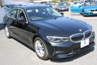 BMW 3シリーズ 320i ﾋﾟｭｱｴﾚｶﾞﾝｽ 首都圏100台限定車 ﾋｰﾀｰ付ﾓｶﾚｻﾞｰ ﾌﾟﾗｽP ｺﾝﾌｫｰﾄP ｽﾃｱﾘﾝｸﾞｻﾎﾟｰﾄ 追従ACC BMWﾗｲﾌﾞｺｯｸﾋﾟｯﾄﾞ第7世代ﾀｯﾁﾊﾟﾈﾙ対応ﾅﾋﾞ360度ｶﾒﾗ 置くだけ充電 LEDﾍｯﾄﾞﾗｲﾄ 電動ﾄﾗﾝｸ 2年保証