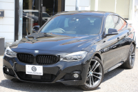 BMW 3シリーズ 320i ｸﾞﾗﾝﾂｰﾘｽﾓ Mｽﾎﾟｰﾂ 後期LCI 新ｴﾝｼﾞﾝ ﾋｰﾀｰ黒革 LEDﾍｯﾄﾞﾗｲﾄ&ﾃｰﾙ 追従ACC ﾚｰﾝﾁｪﾝｼﾞ警告 衝突軽減ﾌﾞﾚｰｷ 車線逸脱警告 歩行者警告 HDDﾅﾋﾞTOPﾋﾞｭｰｶﾒﾗ ｻｲﾄﾞﾋﾞｭｰｶﾒﾗ 電動ﾄﾗﾝｸ ｽﾏｰﾄｷｰ 2年保証