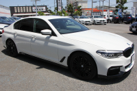 BMW 5シリーズ 530i Mｽﾎﾟｰﾂ ｺﾝﾌｫｰﾄP 高出力 252馬力 全ﾋｰﾀｰ黒革 ﾏｯｻｰｼﾞｱｸﾃｨﾌﾞﾍﾞﾝﾁﾚｰｼｮﾝ ｺﾝﾌｫｰﾄｼｰﾄ 追従ACC ｽﾃｱﾘﾝｸﾞｻﾎﾟｰﾄ LEDﾍｯﾄﾞﾗｲﾄ ｵｰﾄﾊｲﾋﾞｰﾑ ﾀｯﾁ画面ﾅﾋﾞTV 360度ﾊﾟﾉﾗﾏｶﾒﾗ 電動ﾄﾗﾝｸ 前後ｴｱﾛ ﾌﾞﾗｯｸ19AW 2年保証
