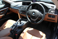 BMW 3シリーズ 320i ｸﾞﾗﾝﾂｰﾘｽﾓ ﾗｸﾞｼﾞｭｱﾘｰ 1ｵｰﾅ 追従ACC ﾋｰﾀｰ茶革 衝突軽減ﾌﾞﾚｰｷ 車線逸脱警告 歩行者警告 ﾀｯﾁﾊﾟｯﾄﾞ対応iﾄﾞﾗｲﾌﾞHDDﾅﾋﾞBｶﾒﾗ 電動ﾄﾗﾝｸ ｽﾏｰﾄｷｰ Bluetooth接続 ｸﾛｰﾑﾗｲﾝｴｸｽﾃﾘｱ 2年保証