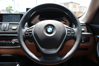 BMW 3シリーズ 320i ｸﾞﾗﾝﾂｰﾘｽﾓ ﾗｸﾞｼﾞｭｱﾘｰ 1ｵｰﾅ 追従ACC ﾋｰﾀｰ茶革 衝突軽減ﾌﾞﾚｰｷ 車線逸脱警告 歩行者警告 ﾀｯﾁﾊﾟｯﾄﾞ対応iﾄﾞﾗｲﾌﾞHDDﾅﾋﾞBｶﾒﾗ 電動ﾄﾗﾝｸ ｽﾏｰﾄｷｰ Bluetooth接続 ｸﾛｰﾑﾗｲﾝｴｸｽﾃﾘｱ 2年保証