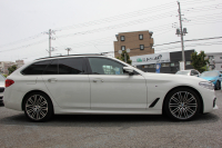 BMW 5シリーズ 530i ﾂｰﾘﾝｸﾞMｽﾎﾟｰﾂ 高出力 252馬力 ﾊﾟﾉﾗﾏｻﾝﾙｰﾌ 全ﾋｰﾀｰ黒革 HUD ﾜｲﾔﾚｽ充電 ｼﾞｪｽﾁｬｰC 追従ACC ｽﾃｱﾘﾝｸﾞｻﾎﾟｰﾄ ﾀｯﾁ画面HDDﾅﾋﾞTV 360度ｶﾒﾗ 電動ﾄﾗﾝｸ LEDﾍｯﾄﾞﾗｲﾄ 2年保証