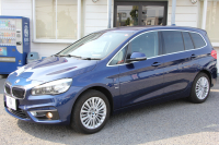 BMW 2シリーズ 218d ｸﾞﾗﾝﾂｱﾗｰ ﾗｸﾞｼﾞｭｱﾘｰ 3列7人乗 追従ACC HUD 変更後ﾀｯﾁ画面ﾅﾋﾞﾋｰﾀｰ黒革 LEDﾍｯﾄﾞﾗｲﾄ ｺﾝﾌｫｰﾄP 電動ﾘｱｹﾞｰﾄ ｽﾏｰﾄｷｰ 衝突軽減ﾌﾞﾚｰｷ 車線逸脱警告 歩行者警告 Pｱｼｽﾄ 2年保証