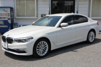 BMW 5シリーズ 523d ﾗｸﾞｼﾞｭｱﾘｰ ｺﾝﾌｫｰﾄP 1ｵｰﾅ 真珠色 変更後新ﾒｰﾀｰ 全ﾋｰﾀｰ黒革 ﾍﾞﾝﾁﾚｰｼｮﾝ&ﾏｯｻｰｼﾞ付ｺﾝﾌｫｰﾄｼｰﾄ ｿﾌﾄｸﾛｰｽﾞﾄﾞｱ HUD 追従ACC ｽﾃｱﾘﾝｸﾞｻﾎﾟｰﾄ ﾀｯﾁ画面対応ﾅﾋﾞTV 360度ｶﾒﾗ LEDﾍｯﾄﾞﾗｲﾄ PDC緊急ﾌﾞﾚｰｷ 2年保証