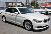 BMW 5シリーズ 523d ﾗｸﾞｼﾞｭｱﾘｰ ｺﾝﾌｫｰﾄP 1ｵｰﾅ 真珠色 変更後新ﾒｰﾀｰ 全ﾋｰﾀｰ黒革 ﾍﾞﾝﾁﾚｰｼｮﾝ&ﾏｯｻｰｼﾞ付ｺﾝﾌｫｰﾄｼｰﾄ ｿﾌﾄｸﾛｰｽﾞﾄﾞｱ HUD 追従ACC ｽﾃｱﾘﾝｸﾞｻﾎﾟｰﾄ ﾀｯﾁ画面対応ﾅﾋﾞTV 360度ｶﾒﾗ LEDﾍｯﾄﾞﾗｲﾄ PDC緊急ﾌﾞﾚｰｷ 2年保証