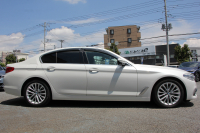 BMW 5シリーズ 523d ﾗｸﾞｼﾞｭｱﾘｰ ｺﾝﾌｫｰﾄP 1ｵｰﾅ 真珠色 変更後新ﾒｰﾀｰ 全ﾋｰﾀｰ黒革 ﾍﾞﾝﾁﾚｰｼｮﾝ&ﾏｯｻｰｼﾞ付ｺﾝﾌｫｰﾄｼｰﾄ ｿﾌﾄｸﾛｰｽﾞﾄﾞｱ HUD 追従ACC ｽﾃｱﾘﾝｸﾞｻﾎﾟｰﾄ ﾀｯﾁ画面対応ﾅﾋﾞTV 360度ｶﾒﾗ LEDﾍｯﾄﾞﾗｲﾄ PDC緊急ﾌﾞﾚｰｷ 2年保証