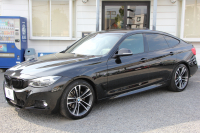 BMW 3シリーズ 320i ｸﾞﾗﾝﾂｰﾘｽﾓ Mｽﾎﾟｰﾂ 後期LCI 新ｴﾝｼﾞﾝ ﾋｰﾀｰ黒革 LEDﾍｯﾄﾞﾗｲﾄ&ﾃｰﾙ 追従ACC ﾚｰﾝﾁｪﾝｼﾞ警告 衝突軽減ﾌﾞﾚｰｷ 車線逸脱警告 歩行者警告 HDDﾅﾋﾞTOPﾋﾞｭｰｶﾒﾗ ｻｲﾄﾞﾋﾞｭｰｶﾒﾗ 電動ﾄﾗﾝｸ ｽﾏｰﾄｷｰ 2年保証