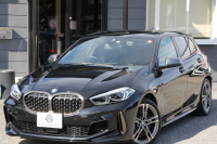 BMW 1シリーズ M135i Xdrive ﾃﾞﾋﾞｭｰP 4WD☆期間限定掲載☆1ｵｰﾅ 306馬力 Mｽﾎﾟｰﾂｼｰﾄ ｱﾀﾞﾌﾟﾃｨﾌﾞｻｽ Mｼｰﾄﾍﾞﾙﾄ ｼｰﾄﾋｰﾀｰ ｺﾝﾌｫｰﾄP ﾗｲﾌﾞｺｯｸﾋﾟｯﾄ 追ACC 電動ﾄﾗﾝｸ ｱｯﾌﾟﾙｶｰﾌﾟﾚｲ対応 純正ﾅﾋﾞPｱｼｽﾄ LEDﾍｯﾄﾞﾗｲﾄ ﾚｰﾝC警告 衝突軽減ﾌﾞﾚｰｷ 2年保証